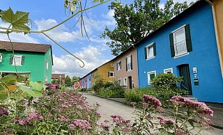 Espelkamp hat viele schöne Ecken. Mitten in der Innenstadt liegt das sogenannte Burano-Quartier. Das Wohngebiet hat durch seine Farbgestaltung, die der Insel Burano nahe Venedig nachempfungen wurde, einen besonderen Charme. - Heike von Schulz