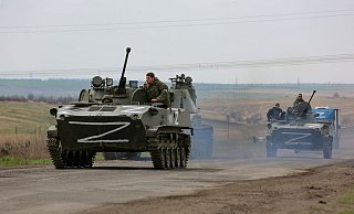Russische Militärfahrzeuge fahren auf einer Straße im ostukrainischen Gebiet Donezk. - Foto: Alexei Alexandrov/AP/dpa