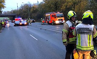 Die Unfallbeteiligten werden an der Unfallstelle notärztlich versorgt. - Feuerwehr Paderborn