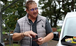 Mirko Opitz zeigt die Funktionsweise einer Mausefalle. Er ist viel im Kreisgebiet unterwegs, einige seiner Kunden wohnen auch weit entfernt. Im Jahr legt er daher rund 60.000 Kilometer mit dem Auto zurück. - Alex Lehn