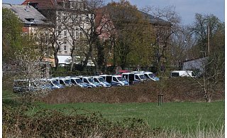 Zahlreiche Polizeifahrzeuge waren am Freitag in Minden vor Ort. - Christian Bendig