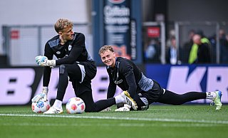 Arminia-Keeper Jonas Kersken (l.) hatte gegen Schalke als Backup Philip Hildesheim (r.) auf der Bank sitzen. - KROEGER/RHR-FOTO