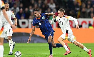 Florian Wirtz (r), hier im Zweikampf mit Hollands Ryan Gravenberch, musste zur Pause angeschlagen raus. - Sven Hoppe/dpa