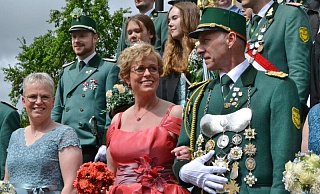 Das Königspaar Sabine Kleine und Oliver Jochmann bildete zusammen mit seinem Hofstaat, dem Jungschützenthron und dem Kinderprinzenpaar den strahlenden Mittelpunkt des Schützenfestes im Weberdorf - Silke Riethmüller