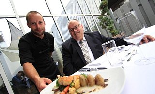 Es ist angerichtet: Sebastian Lehmann, Sous-Chef im Restaurant „Geistreich“ (l.), und Martin Roßmann, Hoteldirektor des Bielefelder Hofes, präsentieren als attraktives Sommergericht die Maispoularde mit frischem Sommergemüse. - FOTO: TOBIAS SCHREINER