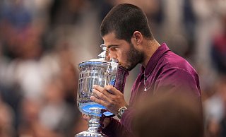 Ein Küsschen für den Pokal: Alcaraz ist neuer US-Open-Champion. - Seth Wenig/AP/dpa