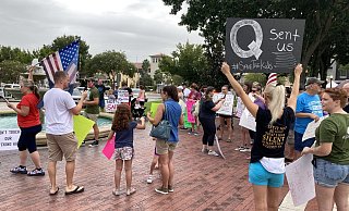 Demonstranten in Florida während einer Protestaktion der #SaveOurChildren-Bewegung, die aus der QAnon-Verschwörungserzählung entstanden ist. - Picture Alliance