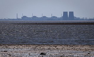 Das Kernkraftwerk Saporischschja im Hintergrund des flachen Kachowka-Stausees. Die Anlage ist seit 2022 unter russischer Besatzung. - Kateryna Klochko/AP