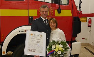 Der Stadtbrandinspektor Robert Siemensmeyer freut sich mit Ehefrau Sonja, nun Ehrenlöschzugführer zu sein. - Feuerwehr Sande