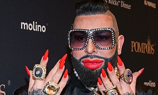 Der im baden-württembergischen Maulbronn geborene Modemacher Glööckler lebte lange in der Pfalz und wohnt heute in Berlin. (Archivbild) - Jens Kalaene/dpa