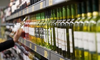 Weine aus Supermärkten und Discountern sind zum baldigen Trinken und nicht zum Lagern bestimmt. - Bernd Thissen/dpa/dpa-tmn