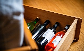 Da liegen sie gut: Weinflaschen lagern in einem Bettkasten im Schlafzimmer - ohne große Temperaturschwankungen. - Zacharie Scheurer/dpa-tmn