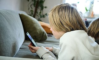 Cybermobbing kann alle treffen, die aktiv im Netz unterwegs sind. In Chats schaukeln sich Situationen sehr schnell hoch. - Annette Riedl/dpa/dpa-tmn