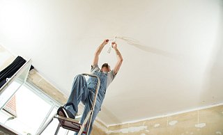 Das Anbringen von Lampen erledigen viele selbst. Doch was ist, wenn man von der Leiter stürzt und sich schwer verletzt? - Christin Klose/dpa-tmn