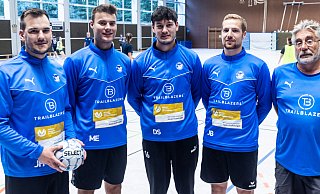 Brakes neuer Trainer Matthias Wieling (r.) mit den Zugängen Jannes Hagensieker (2. Mannschaft, v. l.), Matti Eisele (JSG 07 Bielefeld), Denis Siepert (TSV Bösingfeld) und Jonas Barndt (2. Mannschaft). Matti EiseleDenis SiepertJonas Barndt + TRAINER - Mueller