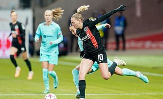 Die Fußballerinnen von Eintracht Frankfurt um Laura Freigang (vorne) spielen gegen den FC Bayern München im großen Stadion. - Uwe Anspach/dpa