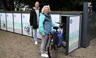 Marko Ellerbrock und Dorothea Bröring von der Stadt Enger vor den Boxen am Kleinbahnhof - und hinter einem Fahrrad fürs Foto. - Meiko Haselhorst
