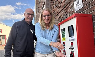 Claudia und Frank Unzicker sind seit kurzem stolze Besitzer eines Kaugummi-Automaten. Damit holen sie ein Stück Kindheit zurück in den Kreis Gütersloh zurück. - Tasja Klusmeyer