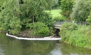 Noch immer sind die Probleme mit den übel riechendem Öl am EInlauf des Siekbachs in die Diemel nicht behoben. Die Feuerwehr hat an der Radweg-Brücke Ölsperren angelegt. - Hubert Rösel