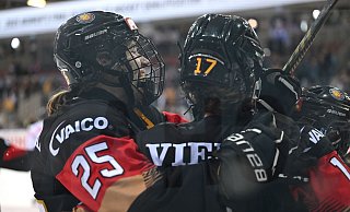 Emily Nix (r) jubelt mit Laura Kluge über das 2:0 gegen Österreich. - Carmen Jaspersen/dpa