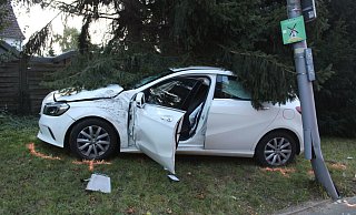 Nach der Kollision kam der Mercedes nach rechts von der Straße ab. - Polizei Minden-Lübbecke