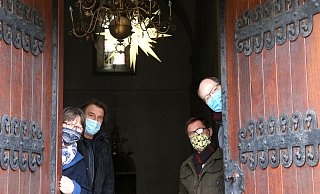 Petra Savvidis (v.l.), Eckardt Koch, Christoph Stankiewicz und Carsten Adolfs laden für Heipgabend in die Stiftskriche nach Enger ein. Auf dem Plan stehen nacheinander vier ökumenische Gottesdienste. - Andreas Sundermeier
