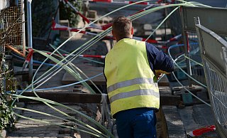 Durchblick im Kabeldschungel: Die Telekom hat die beiden Bad Oeynhausener Vorwahl-Gebiete für das schnelle Internet ausgebaut. Ob der Ausbau ausreicht, muss die Zukunft zeigen. - dpa