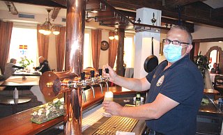 Gastwirt Detlef Rasche hinter dem Tresen seiner Pils Quelle. - Burkhard Battran