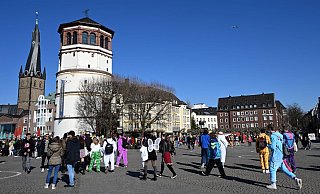 Drei junge Männer sind in der Düsseldorfer Altstadt niedergestochen worden. - Foto: Federico Gambarini/dpa