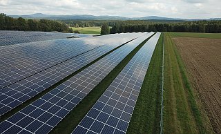 Große Photovoltaikanlagen auf Freiflächen sind in Süddeutschland bereits weit verbreitet. In Herford wollen die Stadtwerke eine solche Anlage zur Erzeugung von Solarstrom umsetzen. - Pixabay