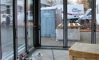 Der Wintergarten besitzt faltbare Türen, so dass der Raum im Sommer geöffnet werden kann. - Noah Matzat