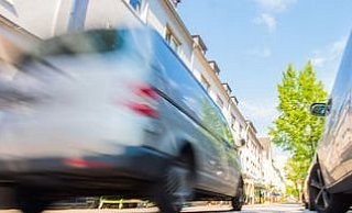 Statt Tempo 50 zeigte der Tacho des Autofahrers 90 Sachen an. - dpa