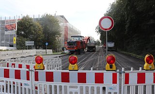 Die Fahrbahnoberfläche der Gütersloher Straße wird vor dem Fleischwerk Tönnies saniert. - Marion Pokorra-Brockschmidt