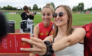 Bei den Fans begehrt für Selfies: DFB-Kapitänin Giulia Gwinn. - Daniel Löb/dpa