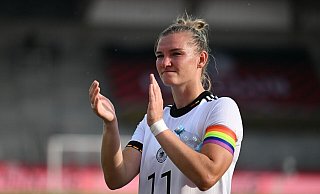 Kapitänin Alexandra Popp möchte bei der anstehenden Weltmeisterschaft mit Regenbogenbinde spielen. - Hendrik Schmidt/dpa