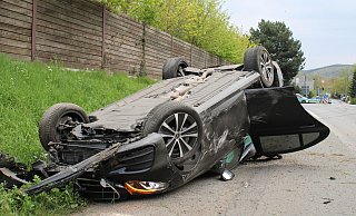 Das Fahrzeug kam auf dem Dach zum Stehen. - Foto: Polizei Minden-Lübbecke