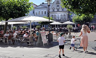 Die Innenstadt füllte sich in den vergangenen Tagen. Viele Herforder besuchten die Lokale auf den zentralen Plätzen. - Frank-Michael Kiel-Steinkamp