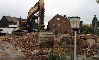 Steine und Holz: Der Bagger hat ganze Arbeit geleistet. - Sylvia Tetmeyer
