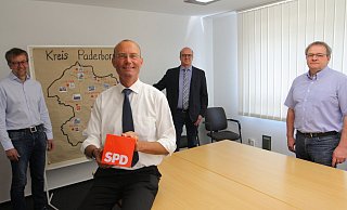 SPD-Kreischef Burkhard Blienert, der Altenbekener Fraktionsvorsitzende Ulrich Meyer und Ortsvereinsvorsitzender Friedhelm Klute (hinten v. l.) stellen Ingo Stucke als Bürgermeisterkandidaten vor. - Uwe Müller