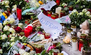 «Warum?» steht auf einem Zettel an einem Gedenkort für die Toten und Verletzten der Attacke. - Christoph Soeder/dpa