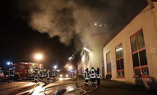 Rauchschwaden quollen beim Brand aus dem Gebäude in Porta Westfalica. - MT-Foto: Patrick Schwemling