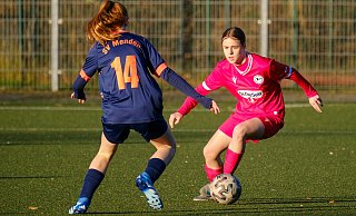 Weil der B-Juniorinnen-Kader des DSC Arminias enorm ausgedünnt war, half U16-Spielerin Ryke Berkowitz (r.) aus. - Andreas Zobe