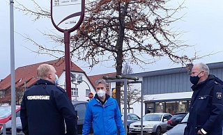 Tauschen sich vor Ort am Stadtzentrum aus: Ordnungsamtsleiter Matthias Kuhle (v . l.), Schulleiter Christian Schäffer und Polizei Bezirksbeamter Jürgen Kummer. - Stadt Pr. Oldendorf