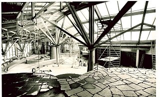 Der Bau der Bali-Therme begann 1994. Das Foto zeigt den Stand der Bauarbeiten im April 1995. - Stadtachriv Bad Oeynhausen