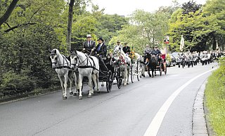 Beim Festumzug bringen drei Kutschen die Majestäten zum Schützenhof. Hier geht es gerade die Jahnstraße entlang. - Nora Pfützenreuter