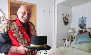 Georg Frank (75) im Schlafzimmer seines Wohnwagens. Er ist der Zirkusdirektor von "Paul Busch" und mit Leib und Seele Schausteller. - Susanne Barth