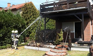 Als der Bewohner eines Zweifamilienhauses in der Martin-Luther-Straße das Unkraut im Garten abflämmen wollte, setzte er versehentlich die Lebensbaumhecke und den Balkon in Brand. - Anke Schneider