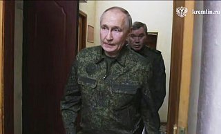 Auf diesem Bild aus einem vom Pressedienst des russischen Präsidenten veröffentlichten Video besucht der russische Präsident Wladimir Putin am 12. März das Militärhauptquartier in der Region Kursk. - -/Russian Presidential Press Ser