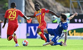 Kelvin Ofori, der sich hier gegen den Karlsruher Jerome Gondorf (r.) durchsetzt, feierte am Sonntag ein gelungenes Startelfdebüt für den SC Paderborn. - picture alliance