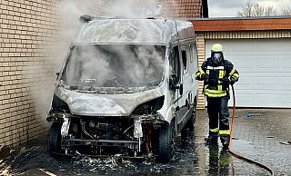Das Feuer hat das Wohnmobil in Bad Wünnenberg vollständig zerstört. - Feuerwehr Bad Wünnenberg